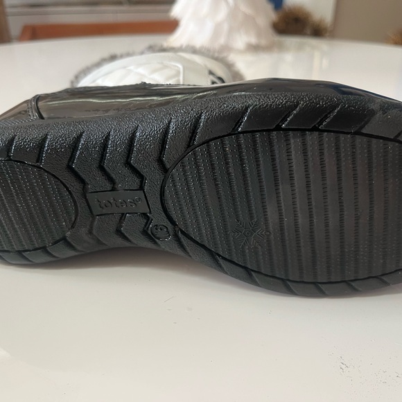 Totes Women's Black and White Winter Boots. Excellent Condition. Size 9W - Picture 6 of 7